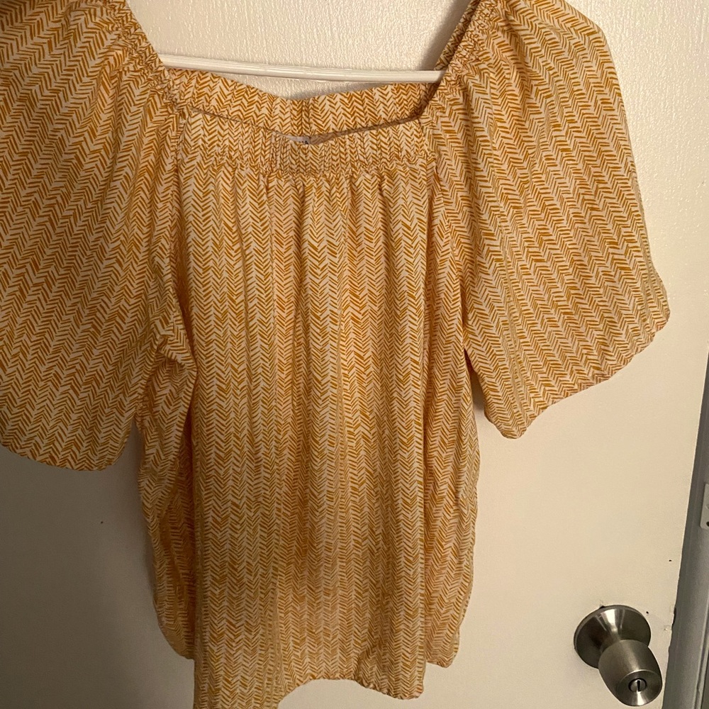 Yellow girls 14-16 shirt. Excellent condition